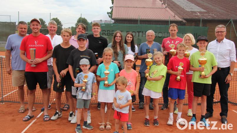 Die Sieger der diesjährigen Tennis-Stadtmeisterschaften. Es gratulierten Bürgermeister Franz Stahl (rechts) und TC-Vorsitzender Claus Bäumler (links). Bild: kro