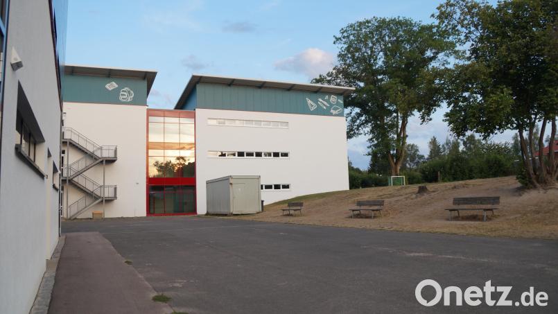 Im rechten Winkel zum Schulgebäude soll auf dem Hang der Erweiterungsbau der Grundschule entstehen. Wegen der Hanglage und um darunter noch ein offenes Klassenzimmer errichten zu können, wird das Gebäude auf Stützen in Holzbauweise erstellt. Bild: wel