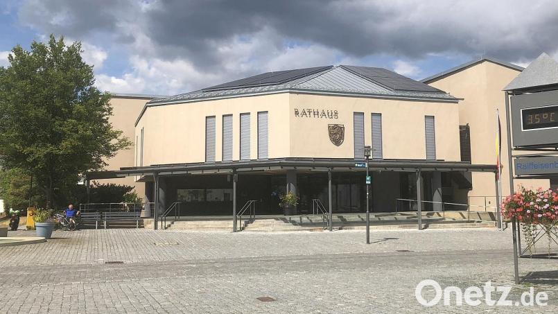 Bereits seit einiger Zeit ist das Dach des Rathauses in Wiesau mit Solarmodulen bestückt. Bild: wro