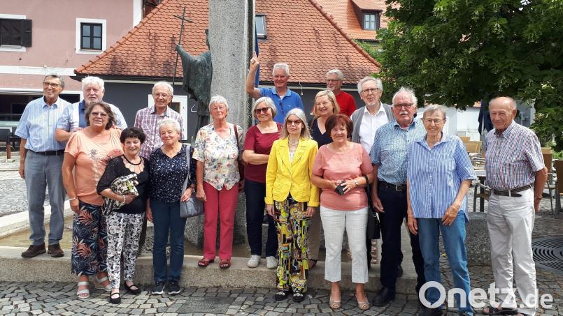 Beim Klassentreffen - ein Gruppenbild durfte nicht fehlen - haben die Teilnehmer zahlreiche Erinnerungen aufgefrischt. Bild: Christine Etzold/exb