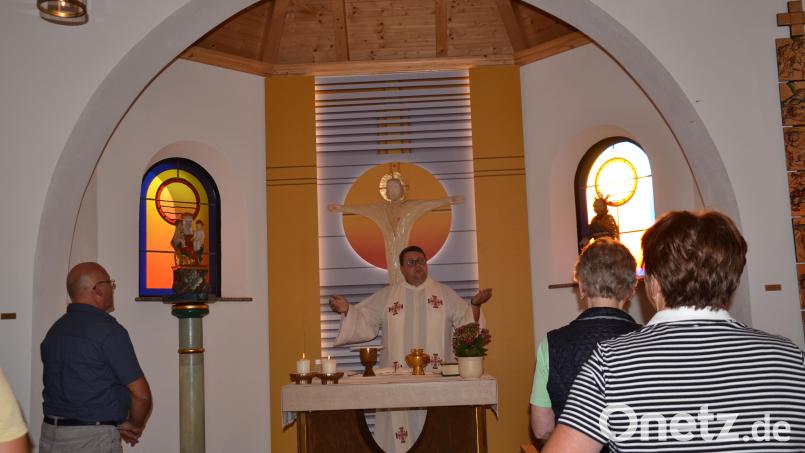 Die Ortschaft Gebhardsreuth feiert das Patrozinium ihrer neuen schmucken Dorfkapelle, die der Mutter Anna geweiht ist. Bild: gi