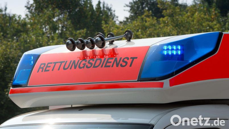Rettungskräfte mussten einen 57-jährigen Motorradfahrer nach einem Sturz ins Krankenhaus bringen. Symbolbild: Soeren Stache/dpa