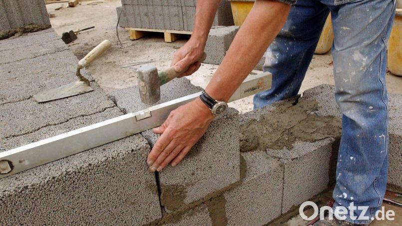 Bei Beton, Baustahl und Dachziegeln kann es derzeit zu Lieferengpässen kommen. Nicht selten sind Ersatzprodukte teuer. Manch privater Bauherr muss seine Ansprüche herunterschrauben, um sich den Bau noch leisten zu können. Für Kommunen ist das nicht unbedingt sinnvoll. Archivbild: Karin Wilck