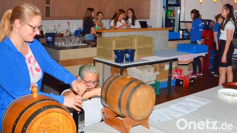 In großer Zahl kümmern sich Vereinsmitglieder um einen reibungslosen Ablauf beim Weinfest. Bild: fjo