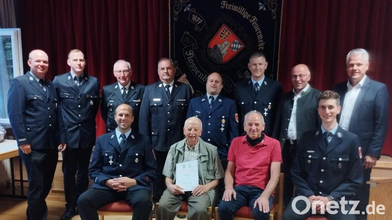 Die Feuerwehr-Führung sowie Bürgermeister Thomas Meiler (stehend, rechts) und stellvertretender Landrat Albert Nickl (stehend, Zweiter von rechts) gratulieren den verdienten Mitgliedern. Bild: jba