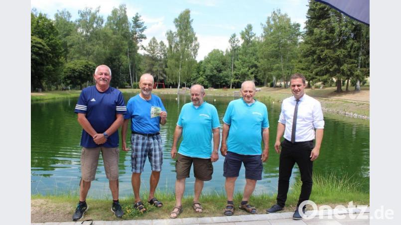 Bei der Spendenübergabe im Freibad Selingau (von links) die Vorsitzenden Thomas Graf und Bernd Würstl, Rainer und Valentin Filberth sowie Bürgermeister Wolfgang Söllner. Bild: soj