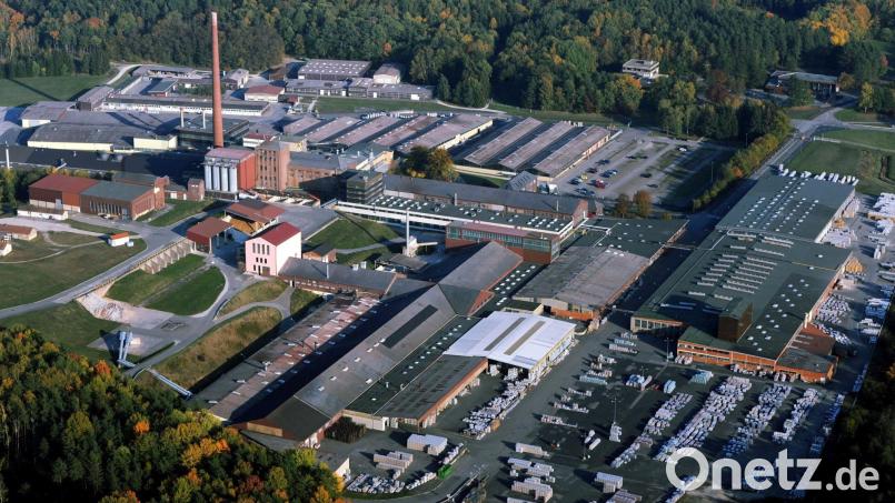 Das Werk des Fliesenherstellers Buchtal Agrob (Deutsche Steinzeug) liegt in einem Waldgebiet zwischen Schwarzenfeld und Fensterbach. Bild: gfr