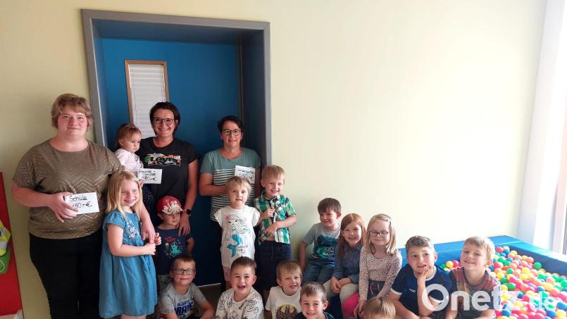 Corinna Schönberger (links) überreicht Kindergartenleiterin Manuela Hinkel (rechts) und der Leiterin der Krabbelgruppe Bettina Hafner (Mitte) jeweils eine Spende von 250 Euro. Bild: Corinna Schönberger