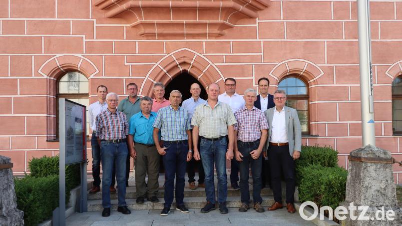 Als Feldgeschworene betätigen sich (vorne, von links) Johann Hauenstein, Hans Ertel, Günter Haller, Matthias Niebler und Josef Bühler, rechts Bürgermeister Michael Göth. Hinten von links Sebastian Hubmann (Vermessungsamt), Philipp Friedrich, Klaus Kurz (Baureferat), Peter Appel (Vermessungsamt), Joachim Gesierich (Leiter Amt für Digitalisierung, Breitband und Vermessung) und Hans-Jürgen Strehl (Liegenschaftsreferat). Bild: Andreas Eckl/exb