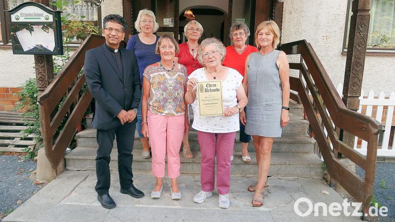 50 Jahre engagiert sich Hilde Wildenauer (vorne, Zweite von rechts) mittlerweile beim Frauen- und Mütterverein Friedenfels. Pfarrer Joseph sowie das Vorstandsteam mit Elisabeth Mühlbauer, Monika Seidel, Christa Schraml, Irene Hasenfürter und Anita Grünbauer (von links) dankten den langjährigen Mitgliedern. Bild: bsc
