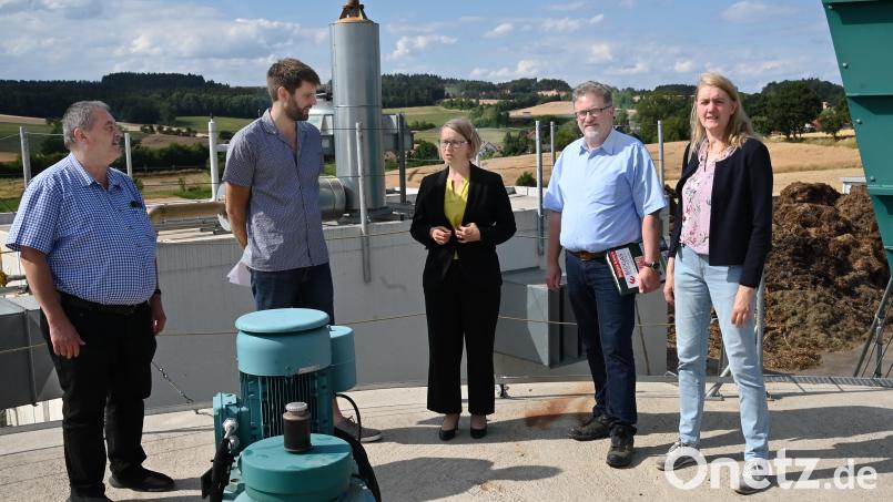 In Atzmannsricht erklärte Sebastian Kraus, wie er seine Biogasanlage erweitern will, um in absehbarer Zeit Gebenbach mit Fernwärme versorgen zu können. Unser Bild zeigt (v.l.n.r.) Bürgermeister Peter Dotzler, Sebastian Kraus, MdB Susanne Hierl, Markus Bäuml und die 2. Bürgermeisterin Susanne Lindner. Bild: gf