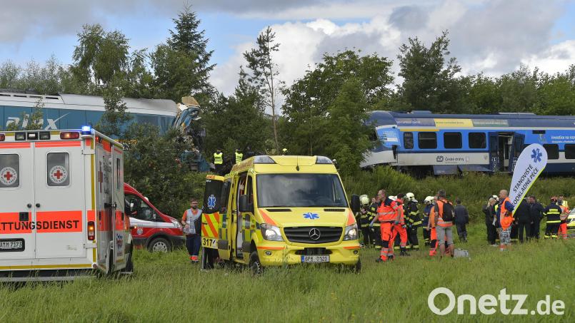Bei dem Zugunglück bei Domazlice (Taus) 2021 helfen deutsche und tschechische Rettungsdienste zusammen. Sollte das Projekt &quot;Grenzüberschreitender Rettungsdienst&quot; nicht weiter finanziert werden, könnten solche länderübergreifenden Rettungsaktionen bald der Vergangenheit angehören. Archivbild: Chaloupka Miroslav/CTK/dpa