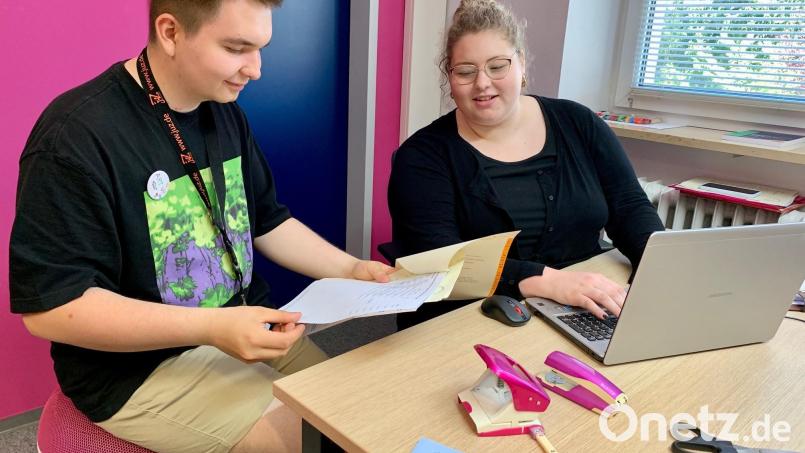 Verena und Arthur arbeiten in den Ferien im Jugendzentrum Weiden. Bild: Gabi Schönberger