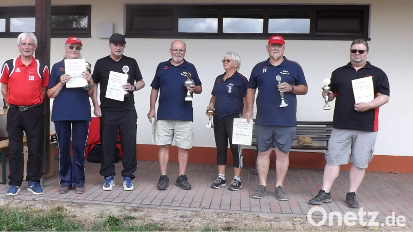 Sportwart Alfons Foitzik (links) gratulierte den Siegern bei der vereinsinternen Petanque Meisterschaft: Thorsten Niewolik, Helmut Porsch, Elisabeth Didjurgis, Hans Breuer, Gerhard Jost und Johanna Wagner (von rechts). Bild: jzk