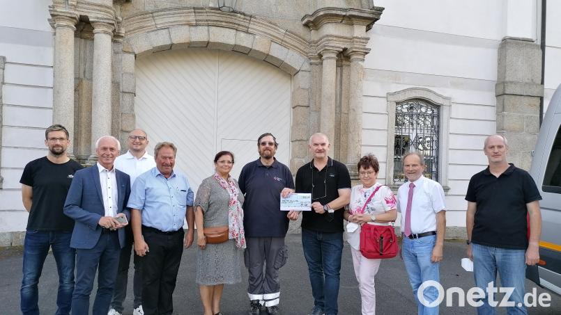 Einrichtungsleiter Wolfgang Rosner und Juristin Regina Kestel (Sechster und Fünfte von links) nahmen die 800-Euro-Spende von (von links) Wolfgang Pötzl, Peter König, Markus Wenisch, Hans Brandl, Uli Roth, Brigitte Scharf, Karl Georg Haubelt und Thomas Döhler entgegen. Bild: SPD-Kreisverband/exb