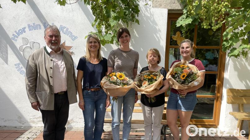 Verabschiedung im Kindergarten (von links): Herrman Gebhard, Daniela Kielhorn, Magdalena Niederalt, Betty Schmittner und Anja Wilhelm. Bild: Lisa Demleitner/exb