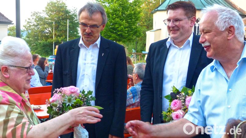 65 Jahre übt Isabella Baier (links) den Orgeldienst in der katholischen Pfarrei aus. Dazu gratulierten ihr (ab Zweiter von links) Pfarrer Martin Besold, Pfarrgemeinderatsvorsitzender Holger Popp und Kirchenpfleger Alfons Meierhöfer. Bild: njn