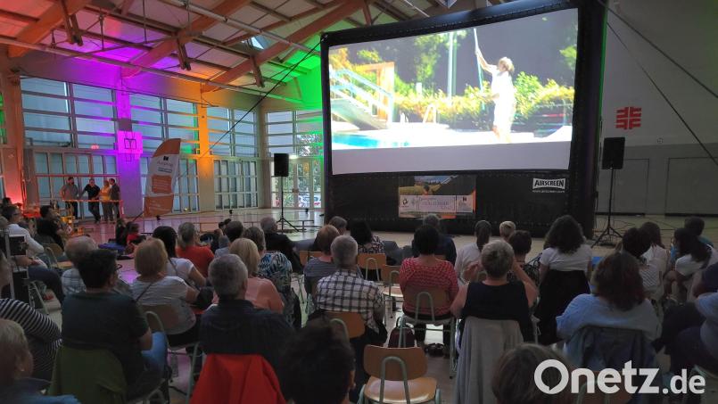 Mit einer professionellen Ausstattung und den grandiosen Film &quot;Beckenrand Sheriff&quot; zauberte die Kolpingsfamilie echte Kinoatmosphäre in die Landgraf-Ulrich-Halle. Bild: hir