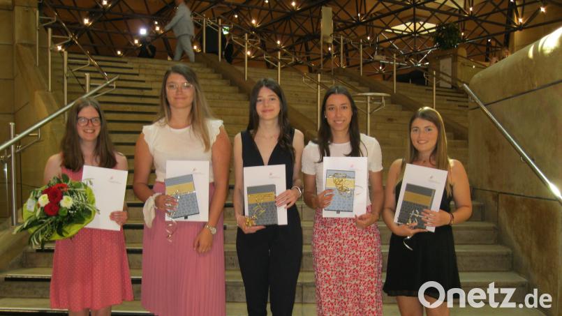 Wurden ausgezeichnet: Christina Bartmann, Luisa Dombrofsky, Katharina Hausmann, Katrin Pielmeier und Lorena Sporrer (von links). Bild: Kurt Seibold/exb