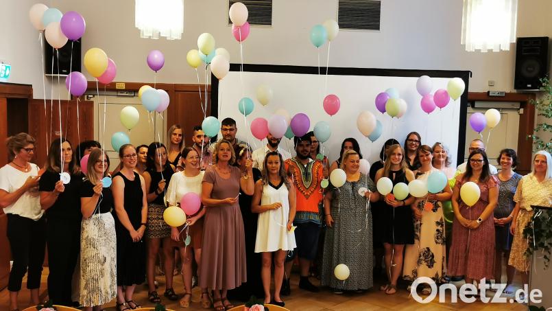 Mit Luftballons verabschieden sich die Absolventinnen und Absolventen der Fachschulen Heilerziehungspflege und Heilerziehungspflegehilfe in Weiden. Bild: Christina Roppert/exb