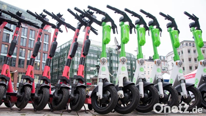 Die Rückgabe von E-Scootern auf markierten Abstellflächen wird in München zur Pflicht. Bild: Daniel Bockwoldt/dpa/Symbolbild