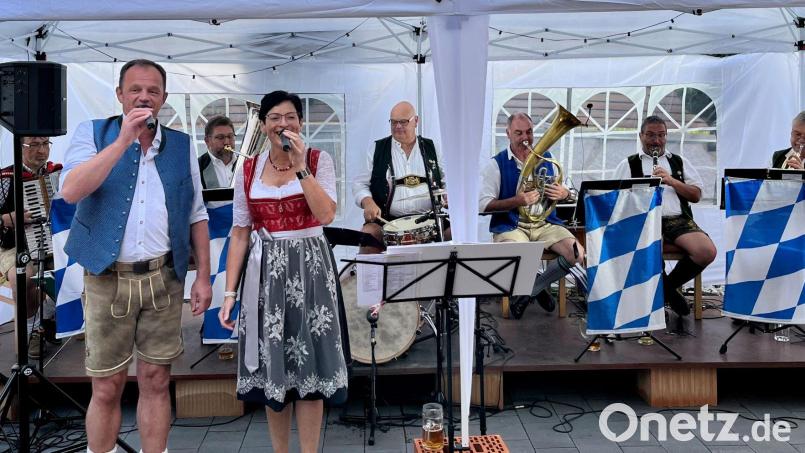 Das Ensemble mit (von links) Günter Wein mit Akkordeon, Elmar Walter mit der Tuba, vorne das Gesangsduo Norbert Rossmann und Lisa Grießl, Holger Müller am Schlagzeug, Sigi Feldmeier am Tenorhorn, Christian Wein mit der Klarinette und Sepp Bierlmeier mit Trompete sorgt für Stimmung. Bild: gz