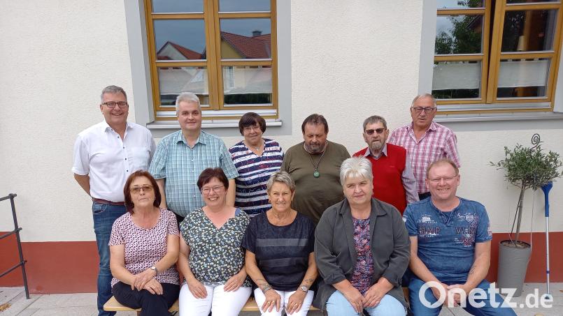 Zusammengeschlossen haben sich die bisher eigenständigen VdK-Ortsverbände Mähring und Griesbach. Im Bild: (hinten, von links) Zweiter Bürgermeister German Hartmann, Kreisgeschäftsführer Thomas Stöckl, Irida Haberkorn, Norbert Freundl, Arno Weig, Kreisvorsitzender Georg Brand sowie (sitzend, von links) Anita Weig, Brigitte Meyer-Wurm, Irmgard Meier, Gabi Völkl und Manfred Schmeller. Bild: Sozialverband VdK/exb