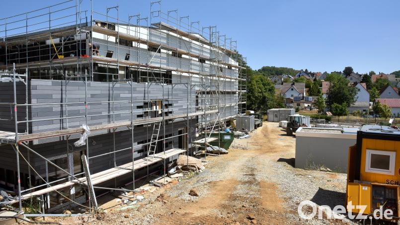 Mit dem Neubau der Turnhalle der Walter-Höllerer-Realschule geht es voran – jedoch nicht so schnell, wie ursprünglich geplant. Sportvereine und Schüler müssen mindestens drei Monate länger warten, bis sie darin wieder trainieren können. Bild: Stephan Huber
