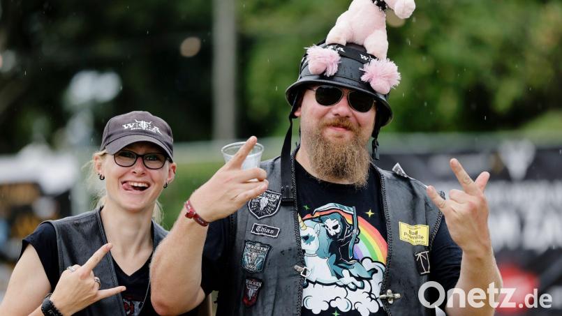 Magda (l) aus Lübeck und Matthias aus Teterow freuen sich auf das Wacken-Festival. Bild: Frank Molter/dpa