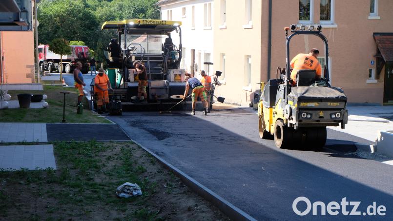 Die Asphaltierung der Erschließungsstraße läuft. Bild: le