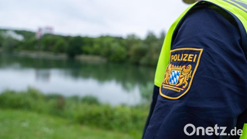 Die Polizei warnt vor der Masche des &quot;Falschen Polizeibeamten&quot;. Derzeit häufen sich in der Oberpfalz Anrufe von Betrügern. Symbolbild: Nicolas Armer/dpa