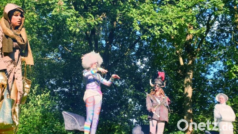 Ein Sommernachtstraum: Die Schauspieler treten als außergewöhnliche Fantasiewesen, als Traumgestalten in surreal bizarren Kostümierungen auf. Bild: Festival junger Künstler Bayreuth/exb
