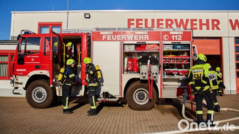 Mitglieder der Feuerwehr Windischeschenbach legen verschiedene Leistungsabzeichen ab. Bild: Höning/exb