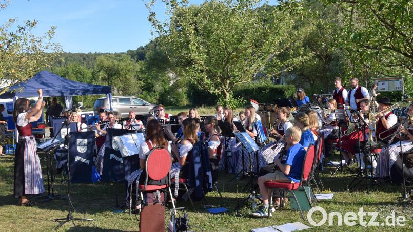 Mit ihrer Sommer-Serenade an der Uferpromenade spielte sich die Trachtenkapelle Hohenburg unter der Leitung von Anja Paulus in die Herzen mehrerer hundert Zuhörer. Bild: bö