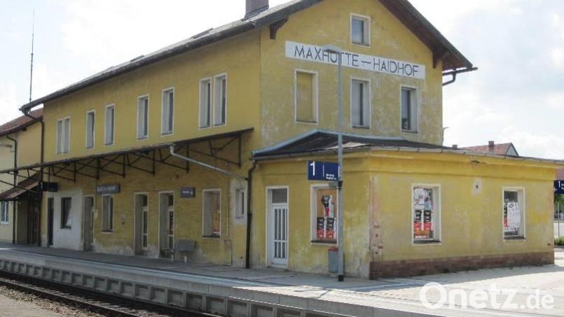 Am Bahnhof Maxhütte-Haidhof wurde ein rechtsextremes Kennzeichen an die Wand gesprüht. Bild: Bundespolizei/exb