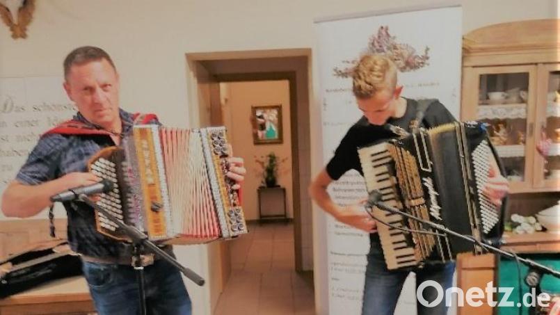 Beim Musikantentreffen „Zum Michl“ in Waldthurn der Nordoberpfälzer Musikfreunde dabei: Alois Lindner (links) und Nico Steinbrecher (rechts). Bild: Anita Holub-Franke