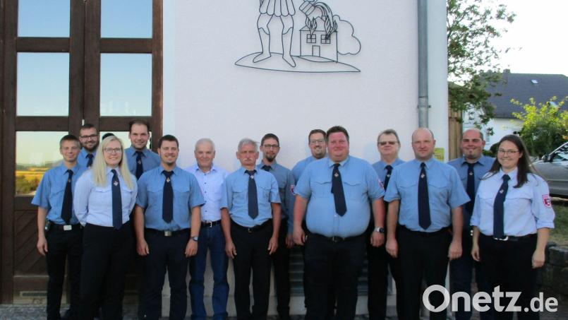 Der Vorstand der Feuerwehr um Vorsitzenden Georg Redl jun. (Fünfter von rechts) kann seine Arbeit – wenn auch an einigen Positionen personell verändert – fortsetzen. Bild: Gemeinde Kulmain/exb