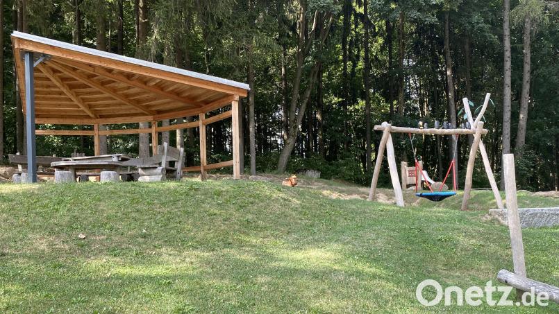 Endlich steht auch der Pavillon: Nun kann das Toben am Kinderspielplatz &quot;Schlossberg&quot; so richtig losgehen. Bild: Josef Glas