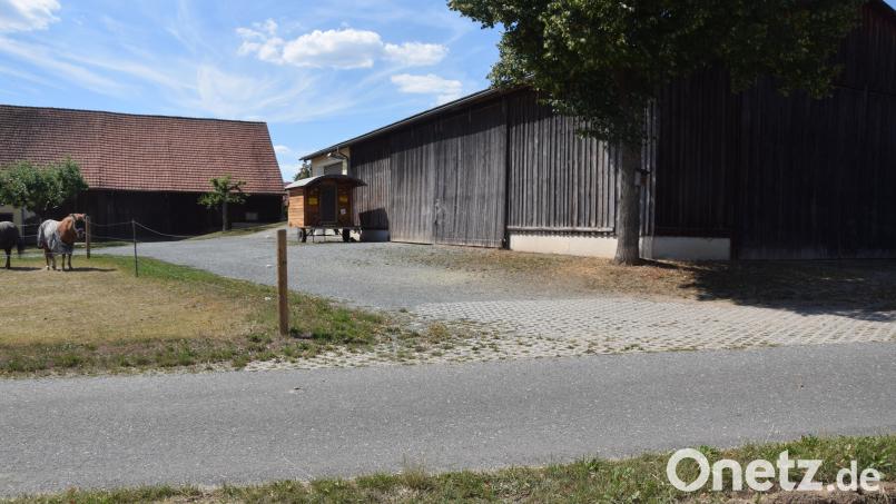 Rechts die Landwirtschaftliche Halle, die Produktionshalle werden soll. Links die Scheune, durch die hindurch die Zufahrt erfolgen soll. Man hat die Befürchtung, dass nicht diese, sondern der kleine Flurweg im Vordergund genutzt wird. Bild: fz