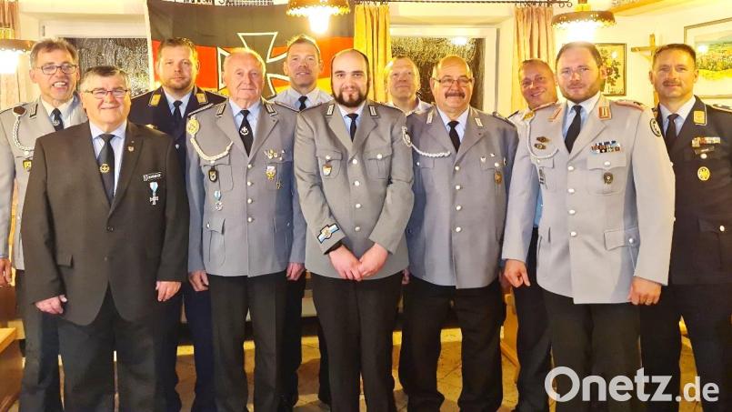 Kreisvorsitzender Heinricht Scheidler (Zweiter von links) mit dem neuen Vorstand: (von links) Thomas Köchert, Thomas Härtl, Karl-Heinrich Brack, Alexander Brack, Michael Wöhrl, Reservistensprecher Herbert Braun, Johann Zeitler, Andreas Reger, Albert Nicolas und Jürgen Braun. Bild: njn