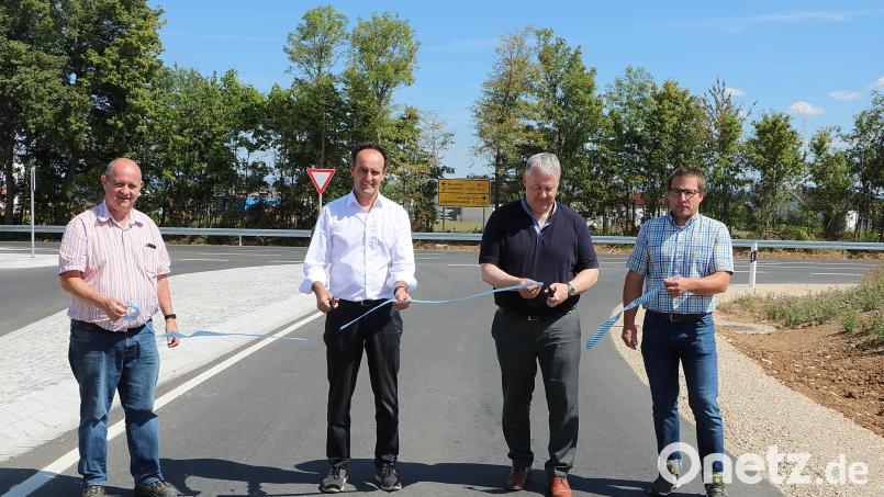 Landrat Richard Reisinger (Zweiter von rechts), Bürgermeister Hans-Jürgen Strehl (Zweiter von links), Bauleiter Peter (links) und Matthias Kolb (rechts) schnitten an der Kreuzung ein Band durch und gaben somit die Linksabbiegerspur offiziell für den Verkehr frei. Bild: gru