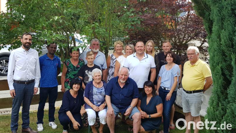 Veronika Heuwind (vorne sitzend) feiert ihren 80. Geburtstag. Glückwünsche kommen von ihrem Mann, Kindern, Enkeln, Verwandten und Bekannten sowie von Bürgermeister Armin Bulenda und Pfarrer Albert Joseph Jesuraj (von links). Bild: gi