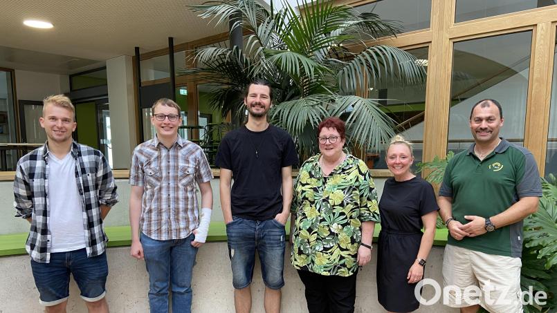 Zum Schuljahresende verlassen (von links) die Studienrefendare Maximilian Danzer und Jan Rautner sowie der Lehrer Stefan Deckert die Realschule. Martina Radl gibt nach 17 Jahren (3. von rechts) die Fachschaftsleitung Mathematik und die Sammlung der Lehrmittelfreien Bücher zum Ende ihres vorletzten Schuljahres ab. Lehrerin Helene Hiltel wird von Schulleiter Martin Zimmermann verabschiedet, ebenso Fachoberlehrer Roland Reh und Fachlehrerin Stefanie Grevé (beide nicht im Bild). Bild: Walter-Höllerer-Realschule/exb