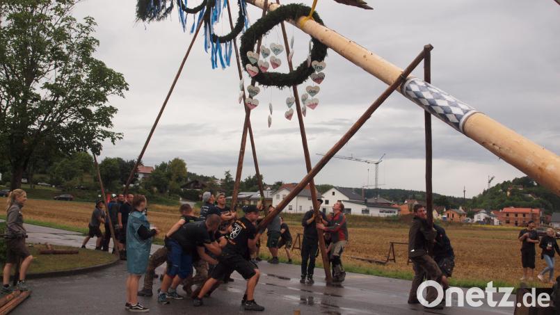 Auch heuer ist wieder Muskelkraft gefragt beim Kirwabaumaufstellen in Rieden Archivbild: sön