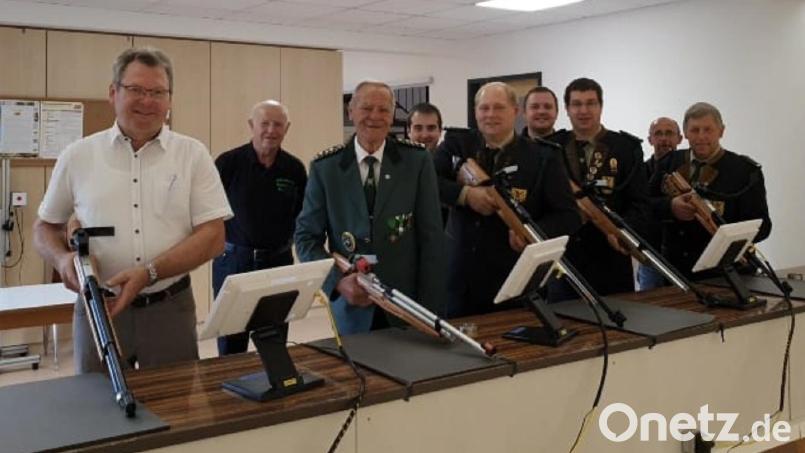 Gaben die ersten Schüsse ab: (von links) Bürgermeister Martin Prey, Josef Hoch, Gauschützenmeister Manfred Muck, Marco Schießl, Schützenmeister Martin Alwang, Martin Fuchs jun., Matthias Gresser, Günter Fulek und Martin Fuchs sen. Bild: Maria Hoch/exb