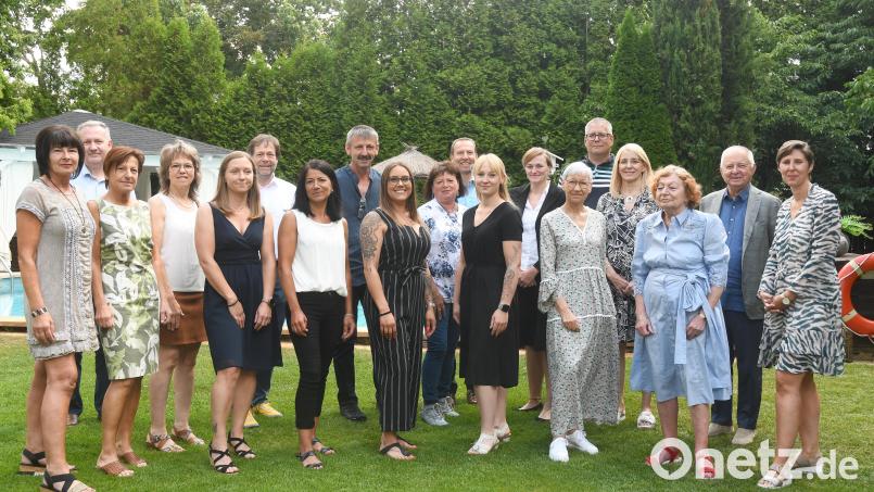 Geschäftsführende Verlegerin Viola Vogelsang-Reichl (von rechts), die Altverleger German Vogelsang und Bärbel Panzer sowie ihr Sohn Florian Panzer (Fünfter von rechts), Geschäftsführer Thomas Maul (Neunter von rechts) und Betriebsratsvorsitzender Thomas Amann (Zweiter von links) zeichnen langjährige Mitarbeiter für ihre Verbundenheit zu Oberpfalz-Medien aus. Bild: Gabi Schönberger