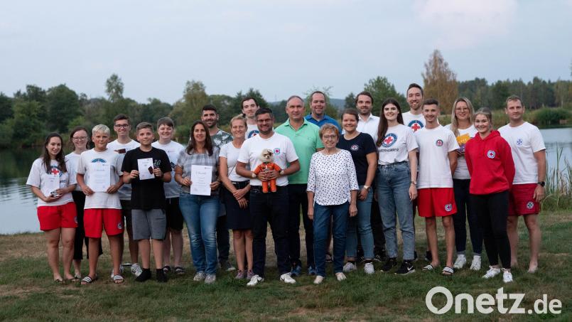 Den erfolgreichen Schwimmern gratulieren Vorsitzender Martin Tafelmeyer (mit Maskottchen), Technischer Leiter Andreas Gräf (dahinter) und rechts daneben Bürgermeister Richard Kammerer, Gemeinderätin Johanna Krauß sowie Josef Ott vom BRK-Kreisverband (hinten, Vierter von rechts). Bild: Stefanie Kisbauer