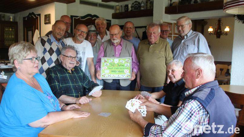 Das Gründungsjubiläum ist zünftig gefeiert und gleich darauf wieder ein zünftiger Skat geklopft worden. Mit dem Schild in der Hand „Alterspräsident“ Klaus-Dieter Zirkelbach. Bild: frd