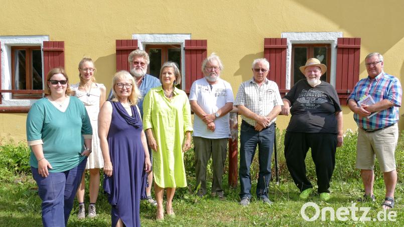 Aus neuen und bestehenden Texten haben diesmal bei der Sommerlesung die Autoren und Autorinnen Christina Ponader, Julia Birkner, Marianne Stangl, Erich Neiser, Irmtraud Schicker, Walter Pilsak, Hans Spörrer, Hans G. Lauth und Werner Robl (von links) vorgelesen. Bild: ubb