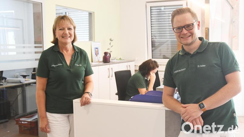 Die Urologin Petra Baumer (links) übergibt ihren Praxis-Anteil an den 25 Jahre jüngeren Kollegen Johannes Kaiser. Bild: Gabi Schönberger